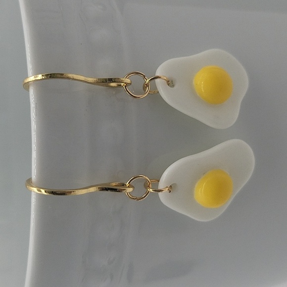 1717- Handmade Novelty Fried Eggs Dangle Earrings NWT - Picture 2 of 5